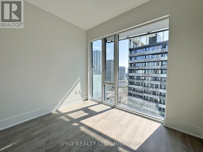 Photo du bâtiment - 470-1470 Front St W