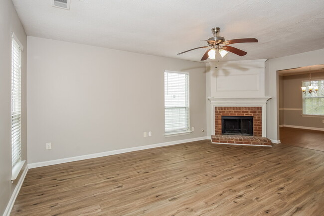 Foto del edificio - 1347 Ambercrest Way
