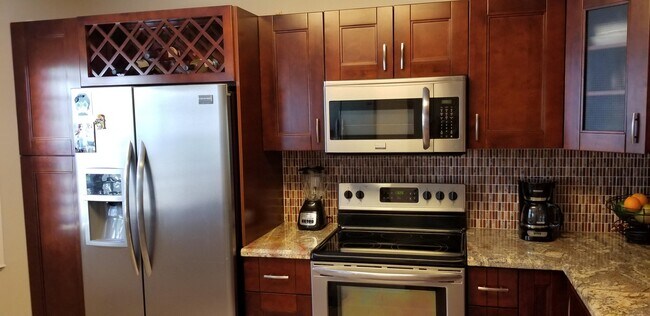 Building Photo - 3091 N Palm Aire Dr