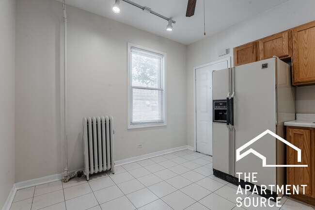 Foto del edificio - 2424 N Greenview Ave