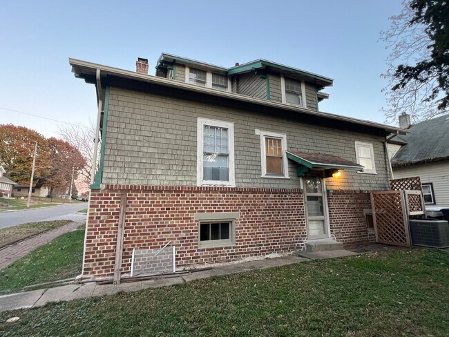 Building Photo - 2222 E 12th St