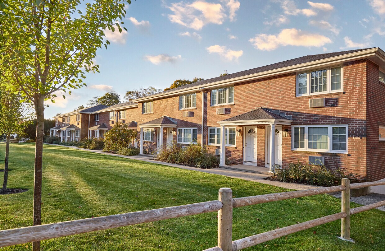 Casas adosadas de ladrillo - Farmington Court Apartments