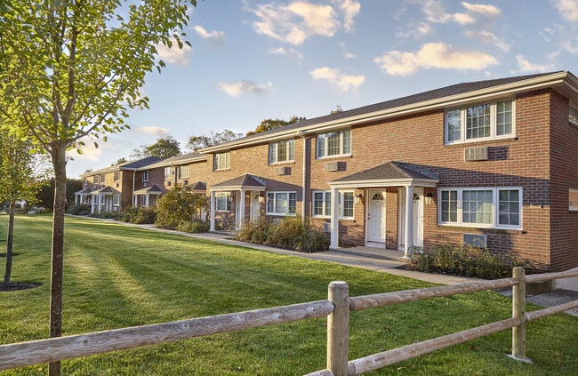 Foto del edificio - Farmington Court Apartments