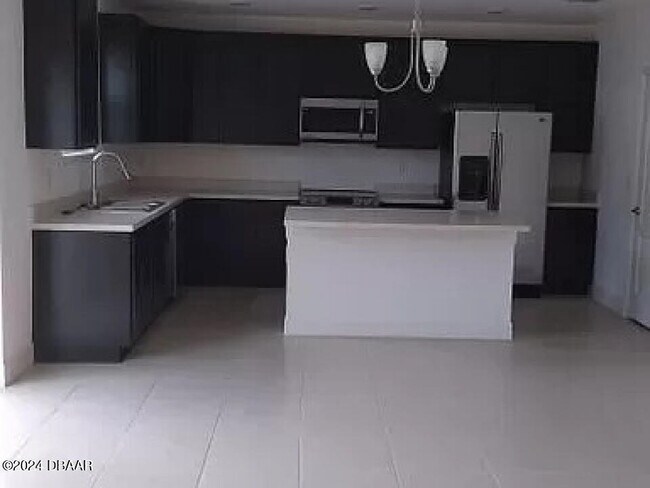 Foto del edificio - 3215 Queen Palm Dr