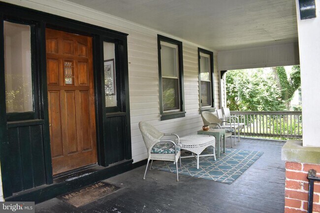 Building Photo - 606 Kromer Ave