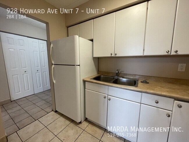 Photo du bâtiment - SPACIOUS 2 BED/1BATH IN CENTRAL WINDSOR + HYDRO