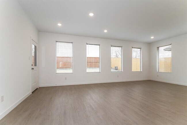 Foto del edificio - 1912 Ponderosa Pne Ln