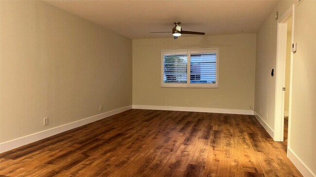 Building Photo - 12 NE 19th Ct