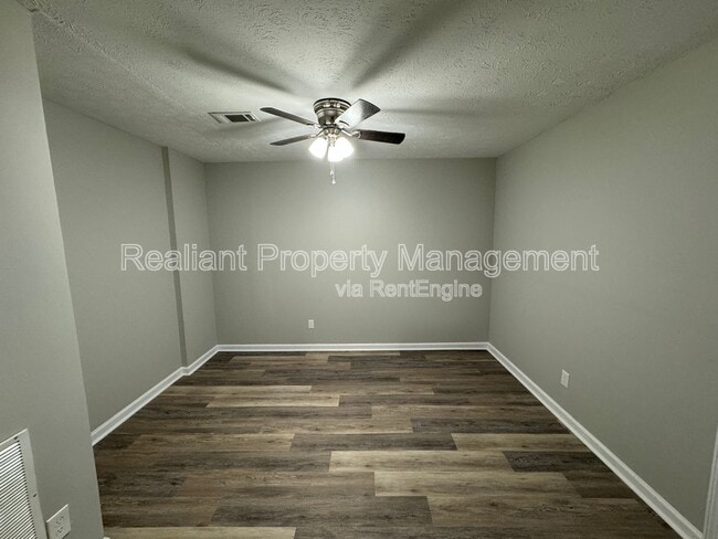 Building Photo - 209 Lakeshore Dr