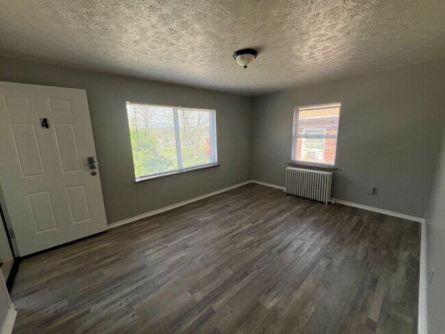 Foto del edificio - Spacious, Newly Updated 1-Bed Near UC & Downtown — Off-Street Parking, Radiant Heat