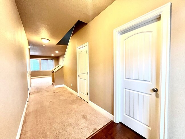 Building Photo - Don't Miss This Stunning Home in the Desir...
