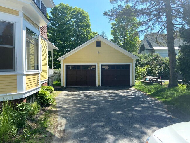 Building Photo - 4 bedroom single family home with two car garage