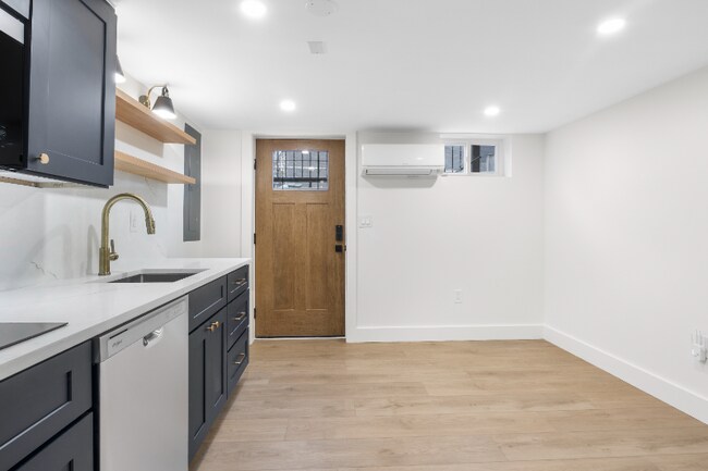 Foto del edificio - 5703 Fenwick Dr