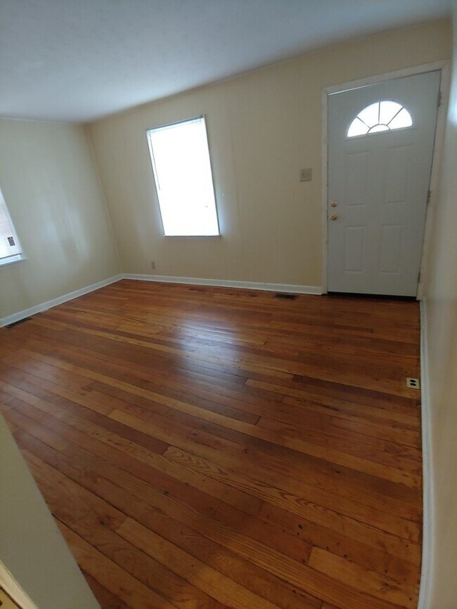 Building Photo - 3 Bedroom / 1.5 Bath Brick Home  Kingsport...