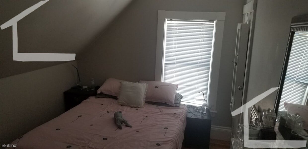 Building Photo - 2 br, 1 bath Duplex - 39 Litchfield St 3