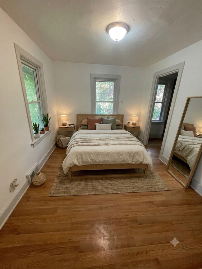 Foto del edificio - Private 2 Bedroom Cottage with Fenced Yard & In-Unit Laundry – Prime East Side Location!