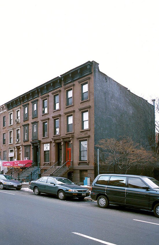 Primary Photo - 1661 Lexington Ave