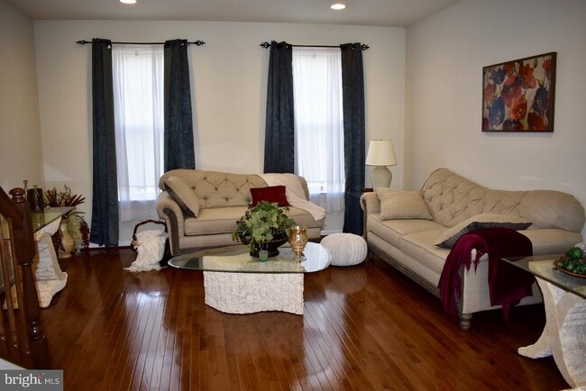Foto del edificio - 517 Pebblebrook Ln