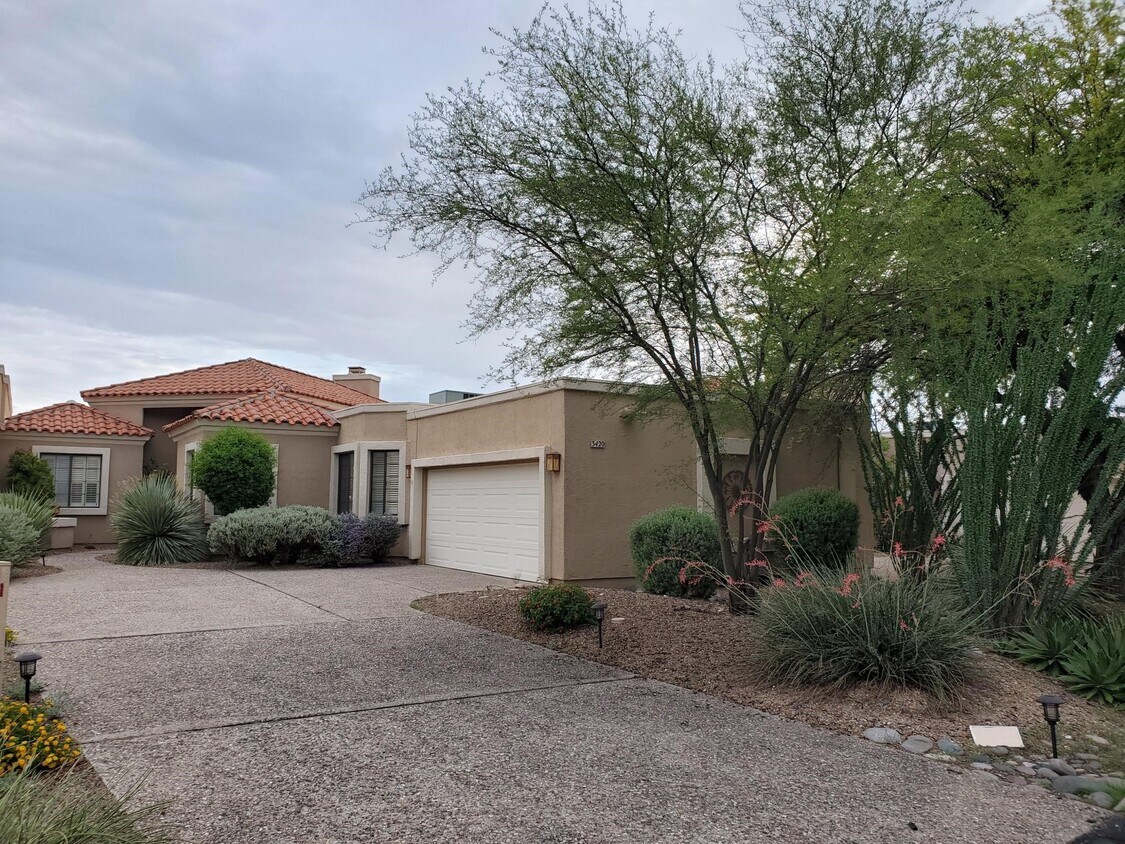 Attached 2-car garage - 3420 N Country Club Vista Plz