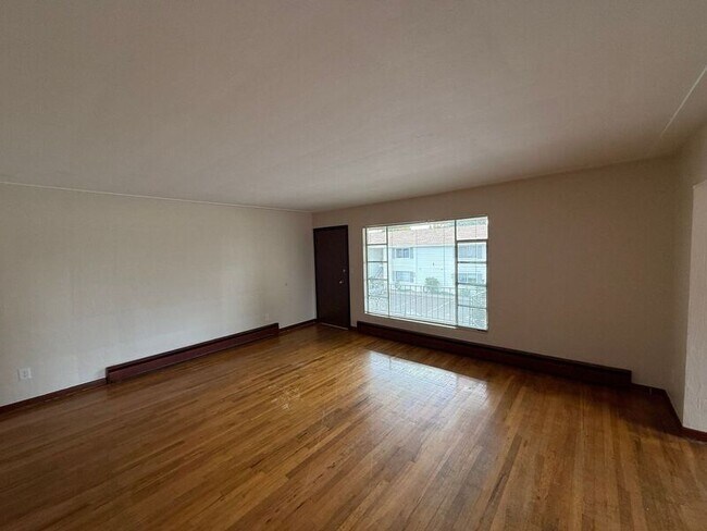 Foto del edificio - 1961 Center St NE