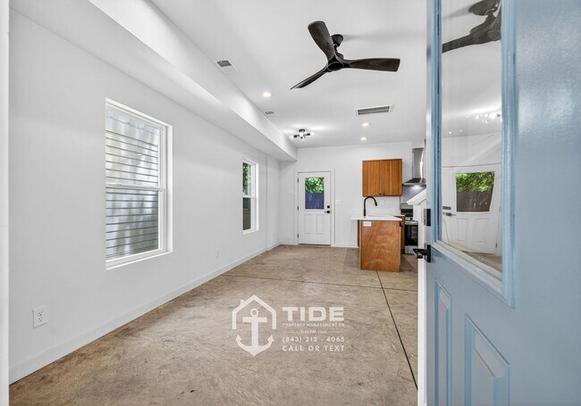 Building Photo - Modern Living Minutes from Park Circle
