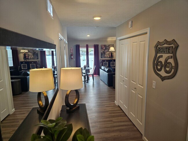 Foto del edificio - Vroooom . . . . the ROAD is calling. . . .Fully furnished themed rental includes all utilities an...