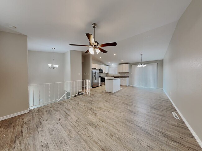Building Photo - 5325 Villa Cir