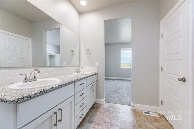 Foto del edificio - Modern Northwest Meridian Home