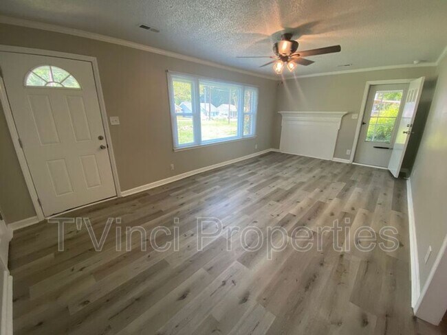 Building Photo - 3 Bedroom, 1 Bathroom House in Greensboro!