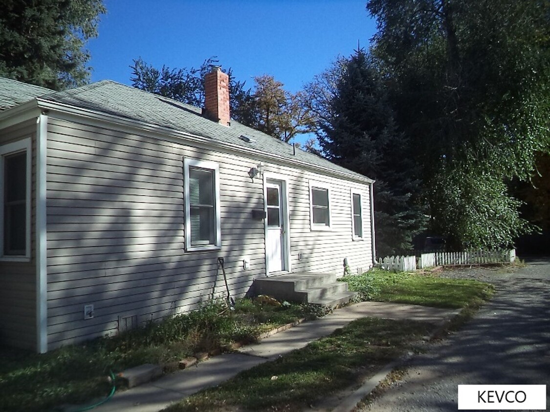 Foto principal - Adorable Two Bedroom Single Family Home on...