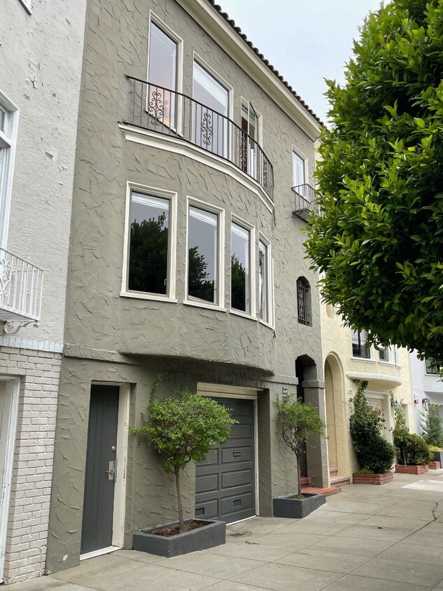 Primary Photo - 2340 N Point St