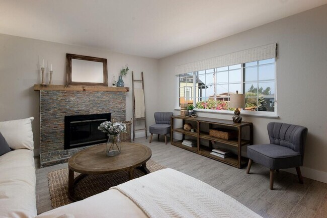 Building Photo - Beautiful 3 Bedroom Home in Monterey Avail...