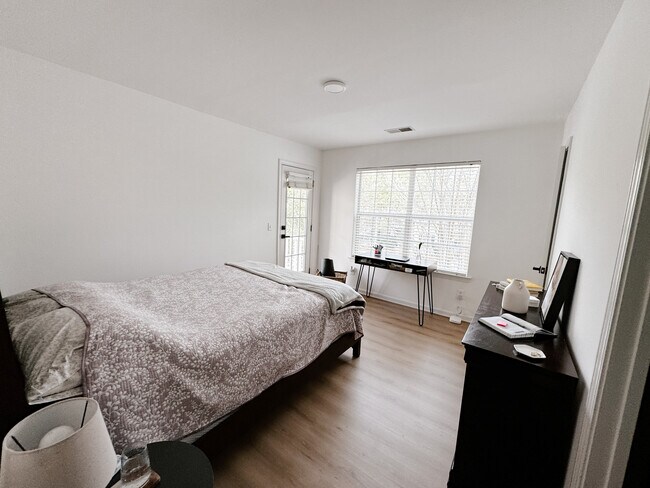 Foto del edificio - 215 Dillard Mill Dr