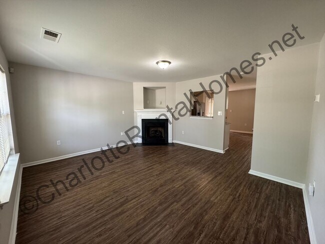 Building Photo - Spacious two story home in Charlotte