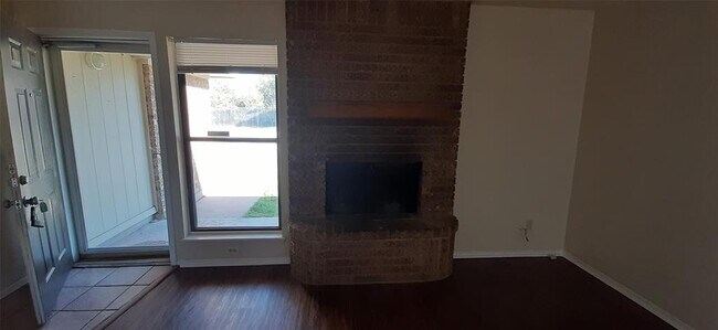 Building Photo - 942 Presidio Dr