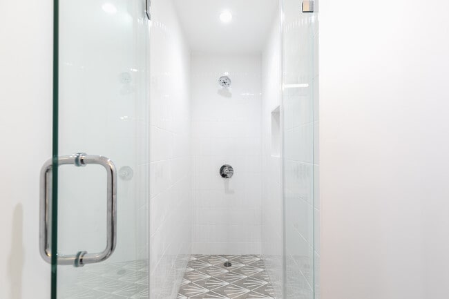 Building Photo - Experience Modern Living: Renovated 1 & 2 Bedroom Homes in Prime Culver City!