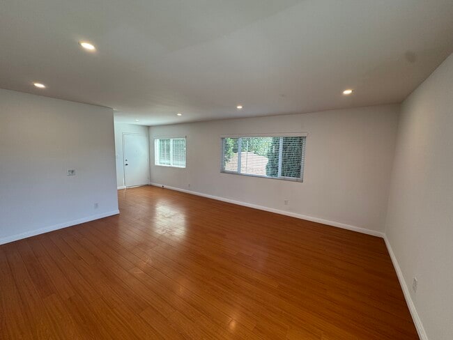 Foto del edificio - 5708 Woodman Ave