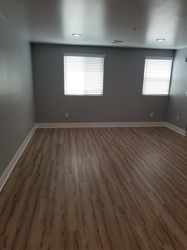 Building Photo - 814 N Wilmington Blvd