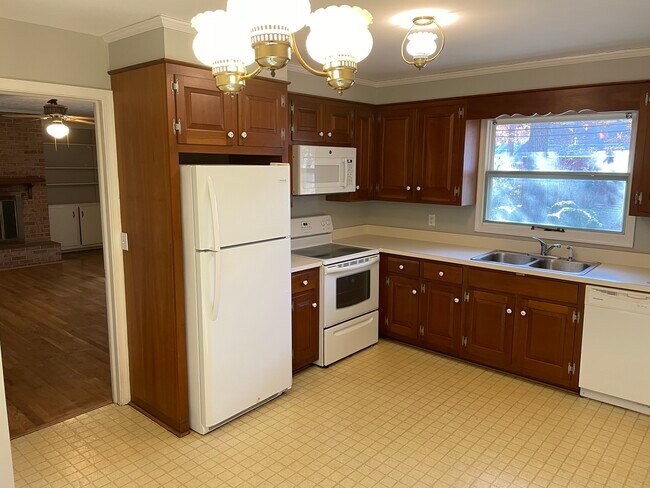 Cocina con sala familiar a través de la puerta - 202 Norwood Dr
