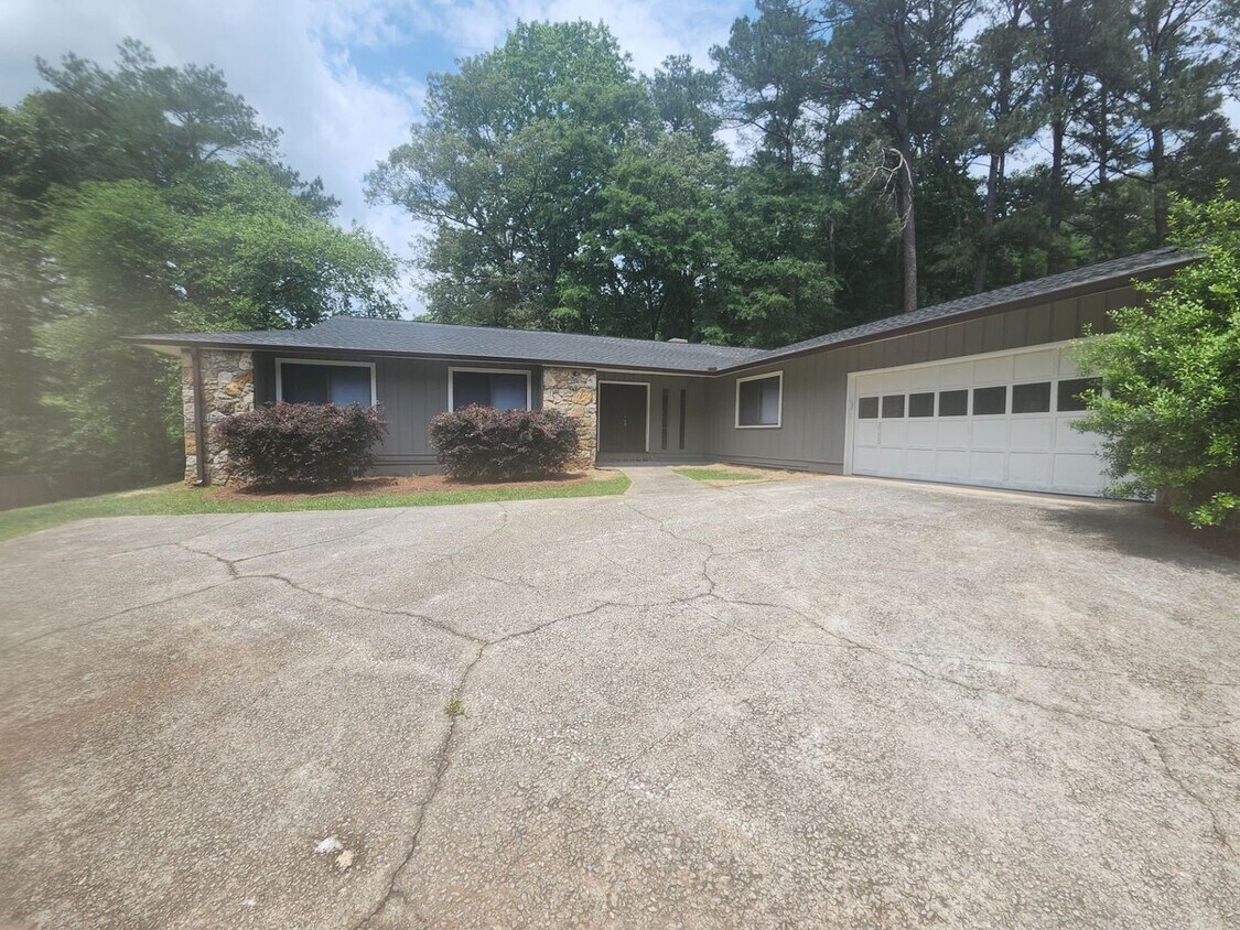 Spacious 4-Bedroom & 2.5 Bathroom Ranch Home - Spacious 4-Bedroom  & 2.5 Bathroom Ranch Home