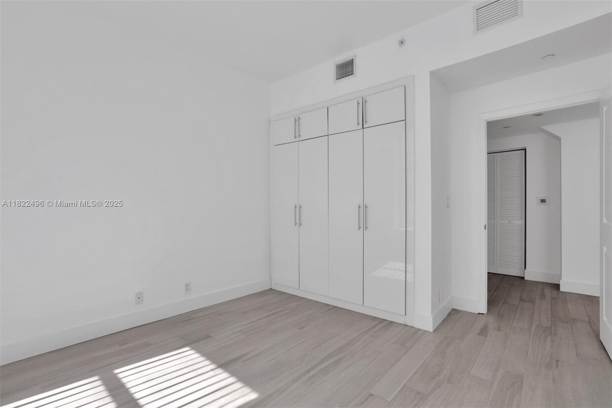 Building Photo - 111 E Flagler St
