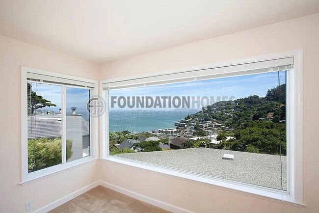 Building Photo - Spectacular Views - Top Floor Duplex - Par...