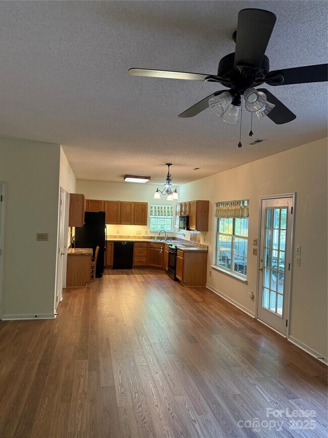 Foto del edificio - 9001 Warbler Ct
