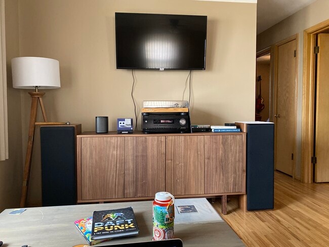 Sala de estar amueblada - 3477 5th St NE