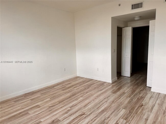 Foto del edificio - 888 Douglas Rd