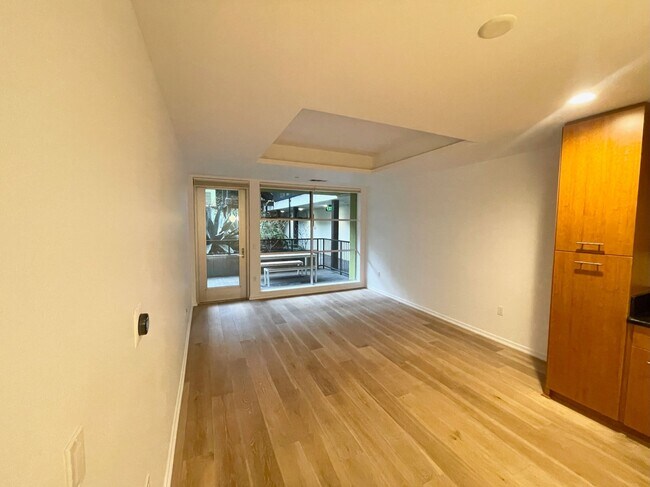 Foto del edificio - Dogpatch: Exceptional 1 Bed 1.5 Bath Condo @ Esprit Park with Garage Parking and Storage