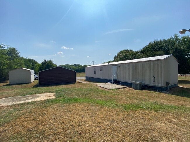 Building Photo - For Lease - 2 Bed, 1 Bath, 1000sqft, 0.5 acre yard, Carthage, TN