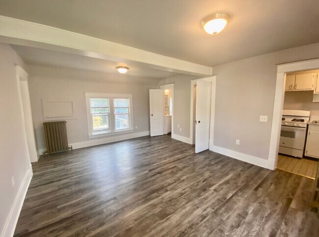 Foto del edificio - 2 Bed, 1 Bath Upstairs Unit in Heritage Hill – Private Entry & Prime Location