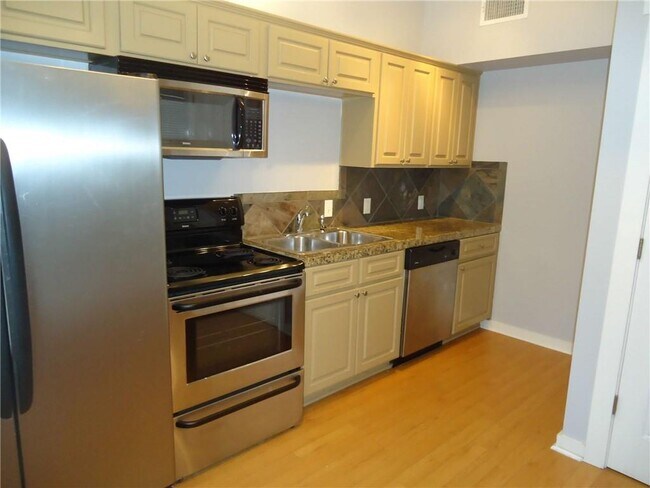 Building Photo - 2106 Cullen Ave