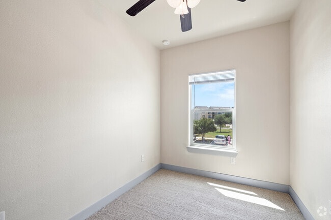 1BR, 1BA - 740SF - Office - Oak Hollow